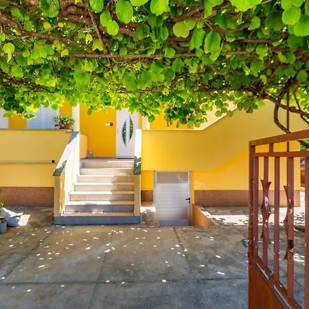 Nikola Free Parking Bbq