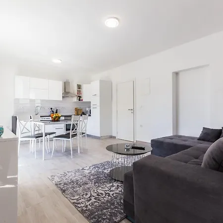 Nikola Free Parking Bbq